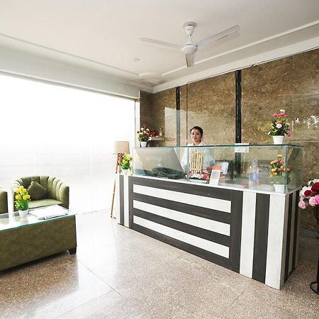 Hotel Tanvi Premium Residency Near Artemis Hospital, Gurugram Gurgaon Esterno foto