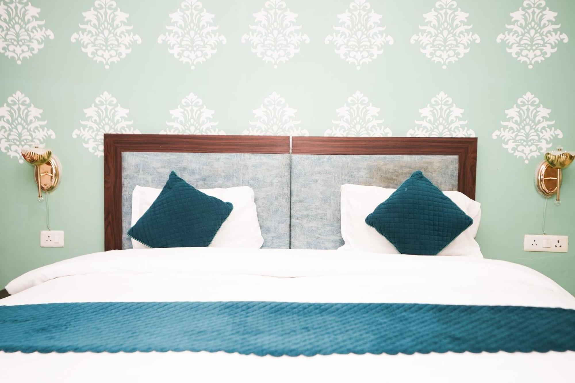 Hotel Tanvi Premium Residency Near Artemis Hospital, Gurugram Gurgaon Esterno foto