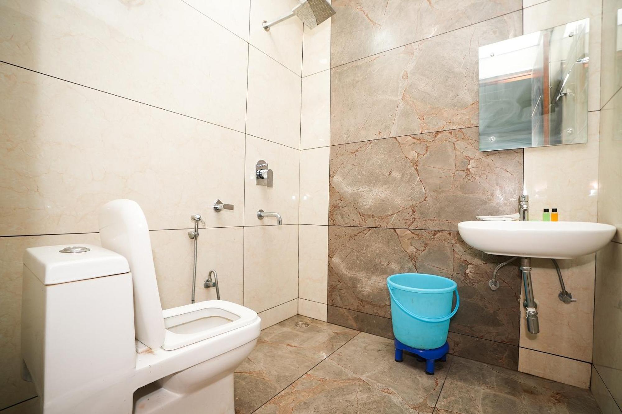 Hotel Tanvi Premium Residency Near Artemis Hospital, Gurugram Gurgaon Esterno foto