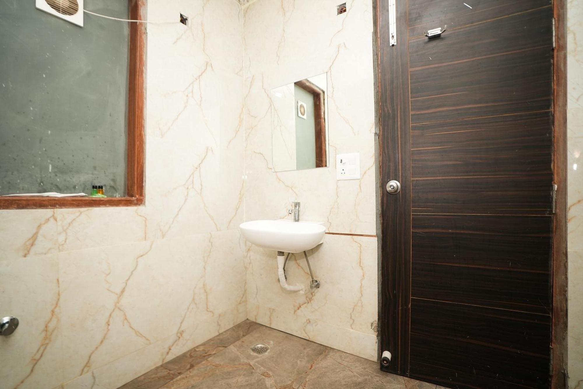 Hotel Tanvi Premium Residency Near Artemis Hospital, Gurugram Gurgaon Esterno foto
