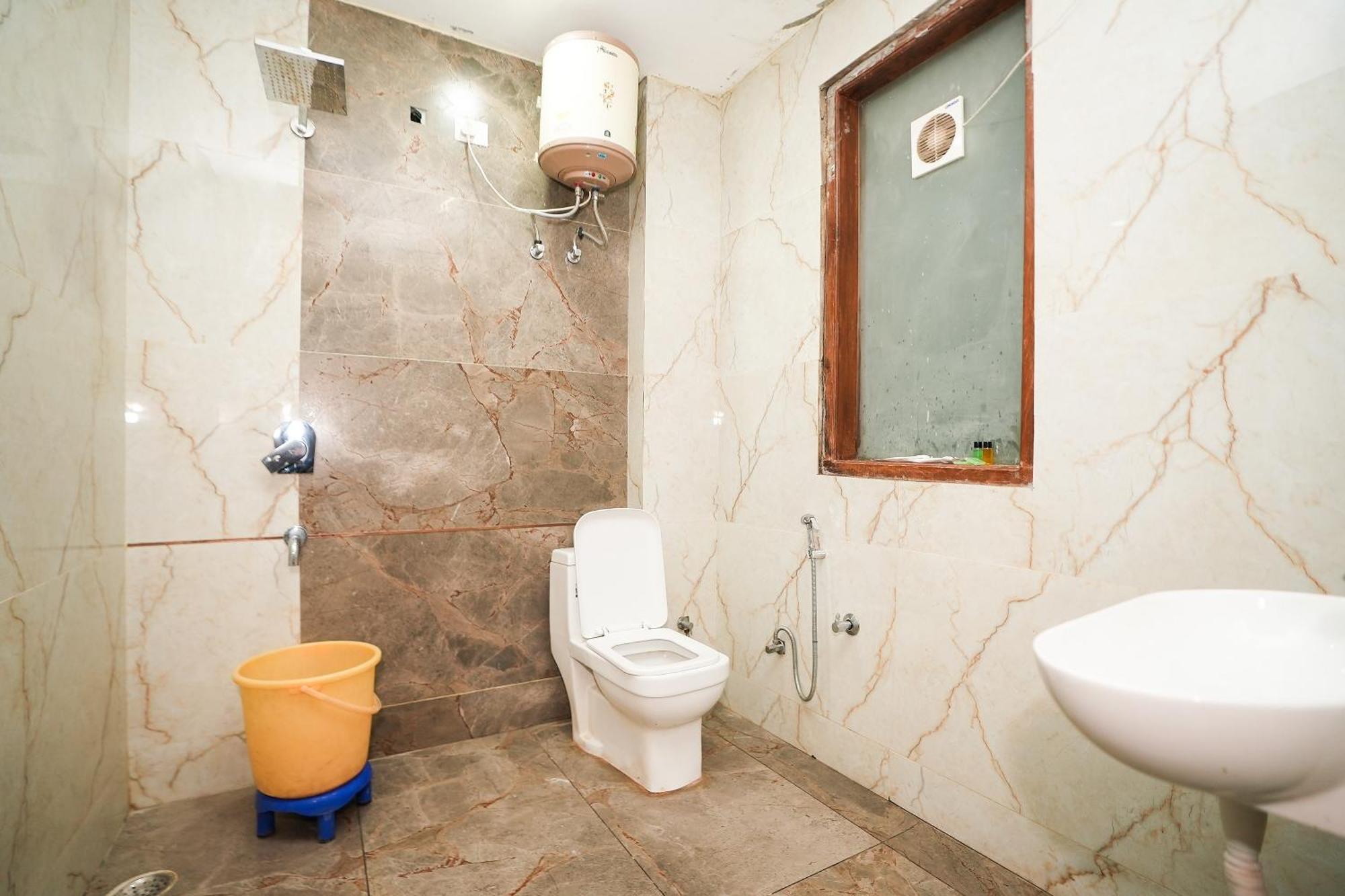 Hotel Tanvi Premium Residency Near Artemis Hospital, Gurugram Gurgaon Esterno foto