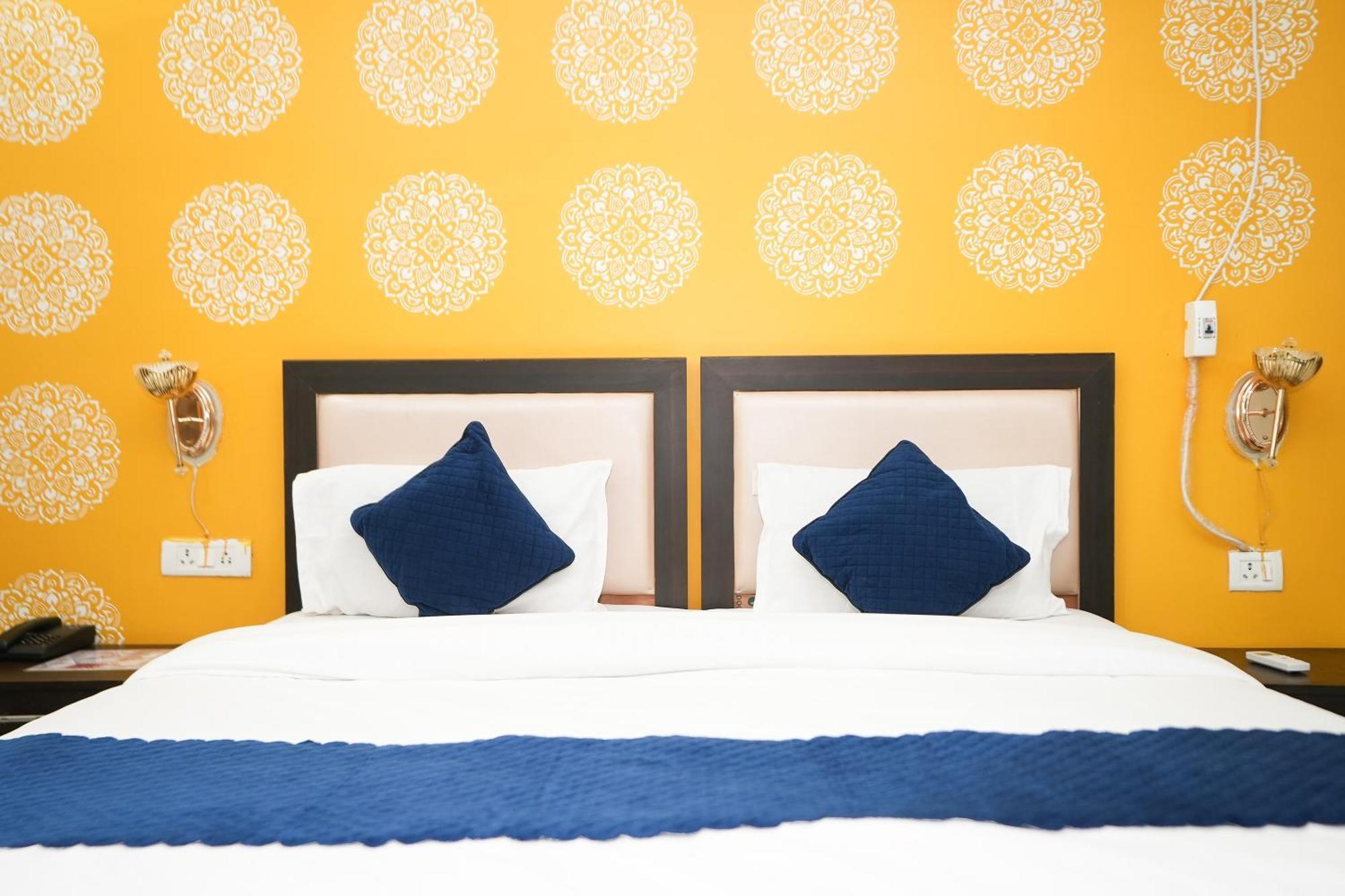 Hotel Tanvi Premium Residency Near Artemis Hospital, Gurugram Gurgaon Esterno foto