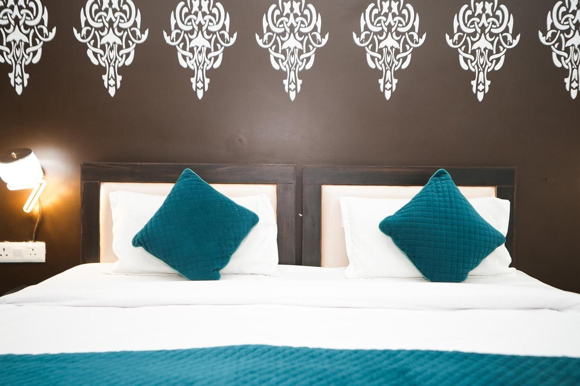 Hotel Tanvi Premium Residency Near Artemis Hospital, Gurugram Gurgaon Esterno foto