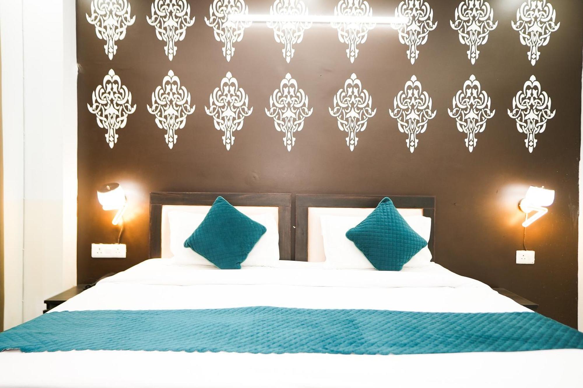 Hotel Tanvi Premium Residency Near Artemis Hospital, Gurugram Gurgaon Esterno foto