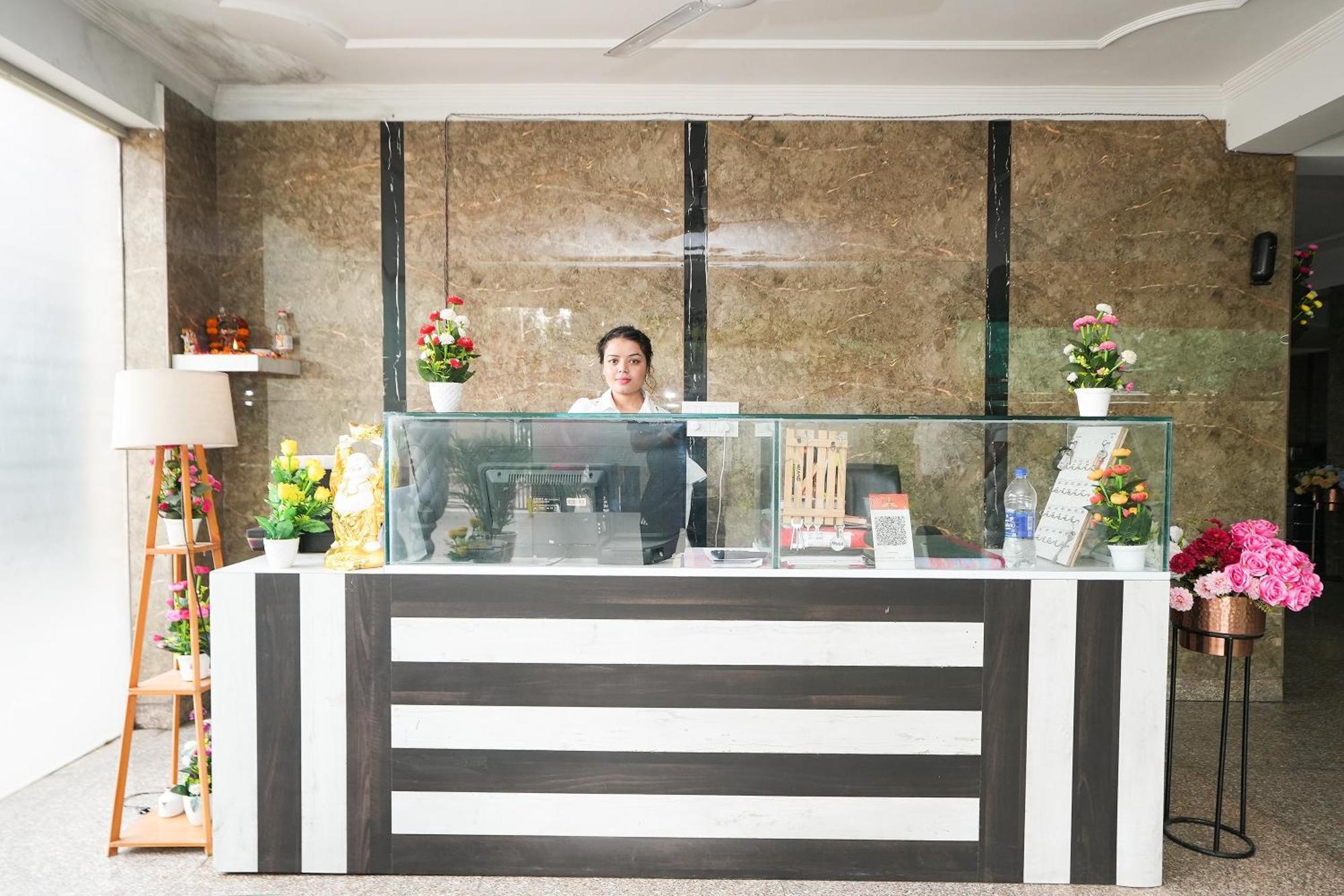 Hotel Tanvi Premium Residency Near Artemis Hospital, Gurugram Gurgaon Esterno foto