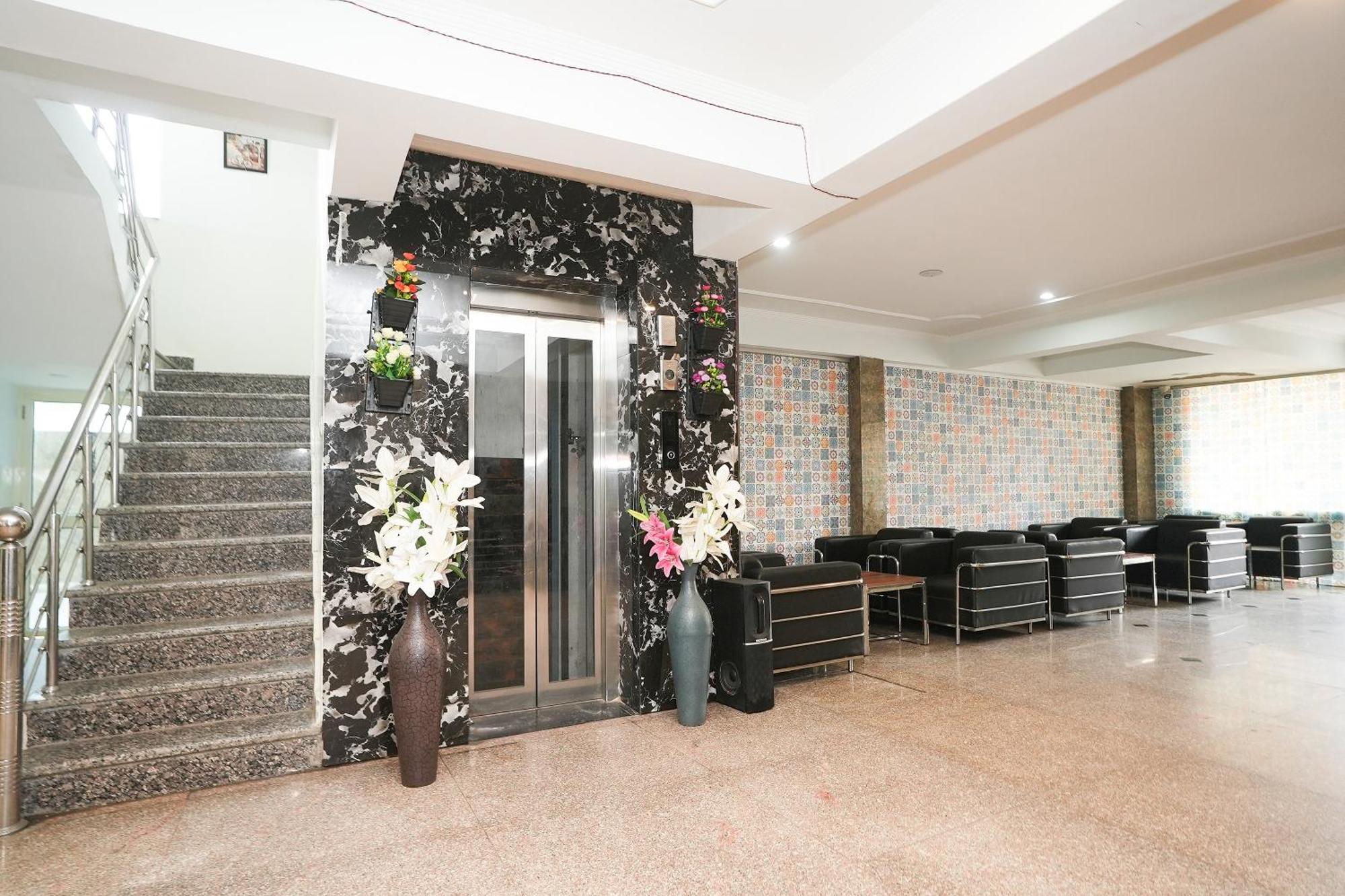 Hotel Tanvi Premium Residency Near Artemis Hospital, Gurugram Gurgaon Esterno foto