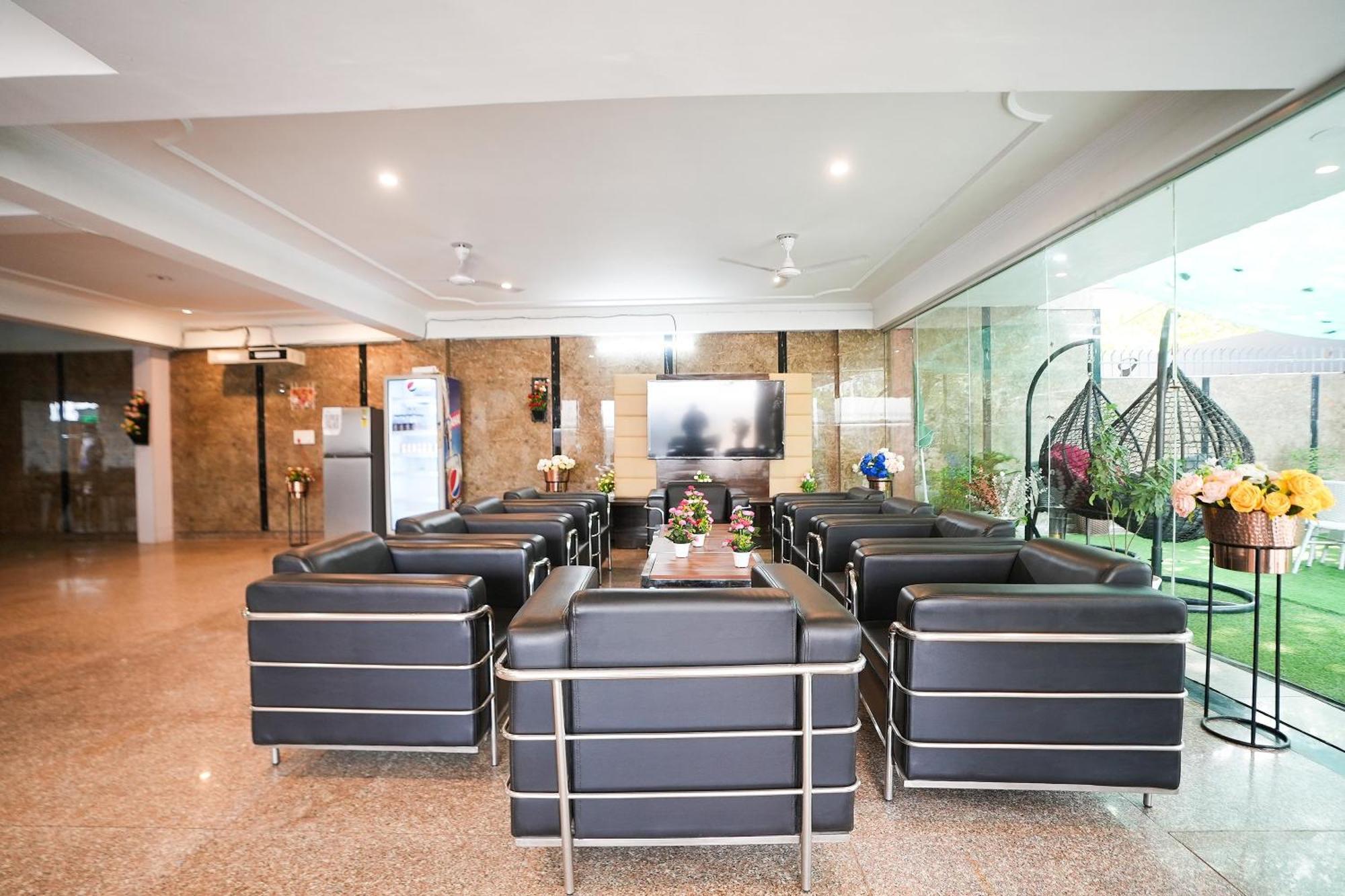 Hotel Tanvi Premium Residency Near Artemis Hospital, Gurugram Gurgaon Esterno foto