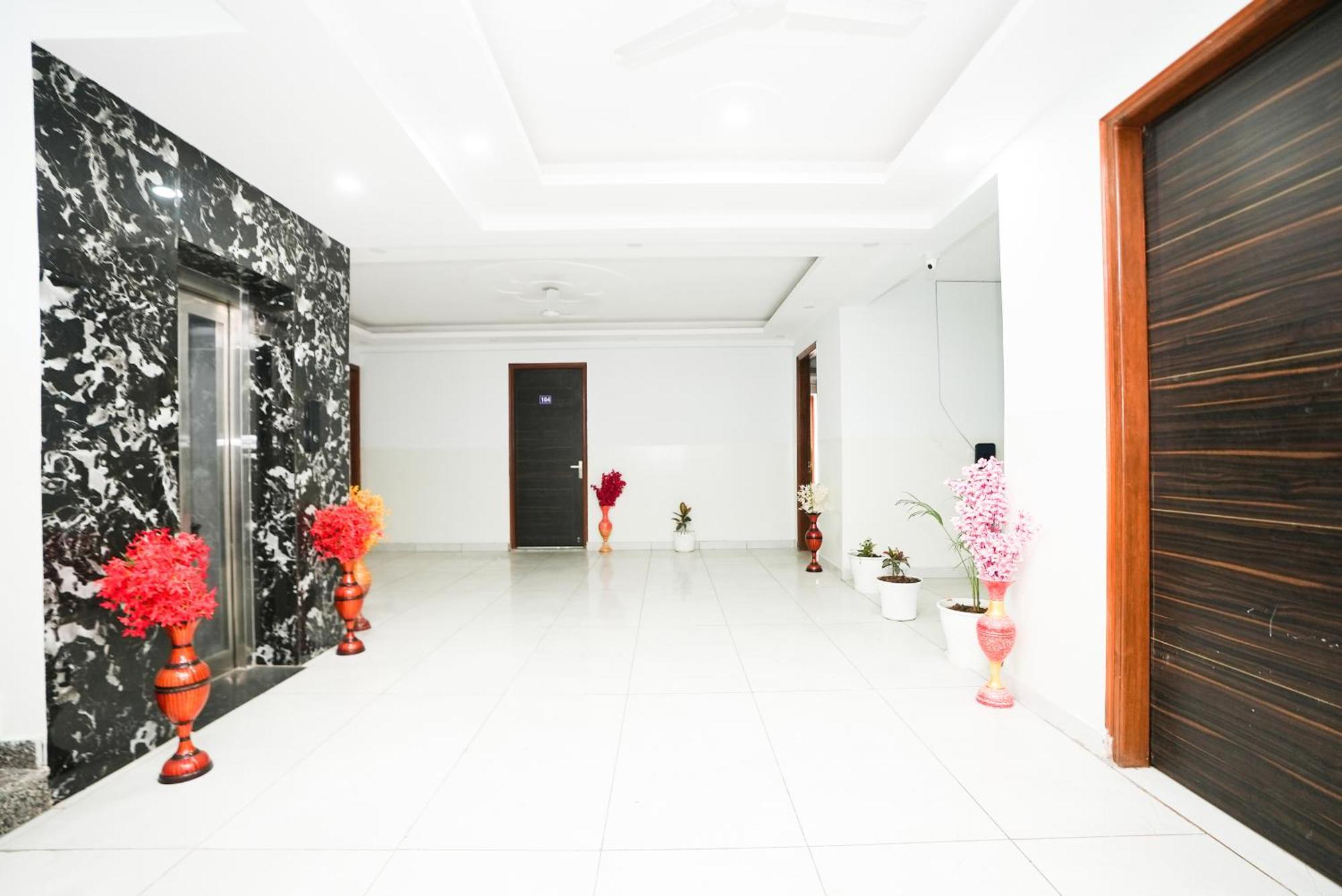 Hotel Tanvi Premium Residency Near Artemis Hospital, Gurugram Gurgaon Esterno foto