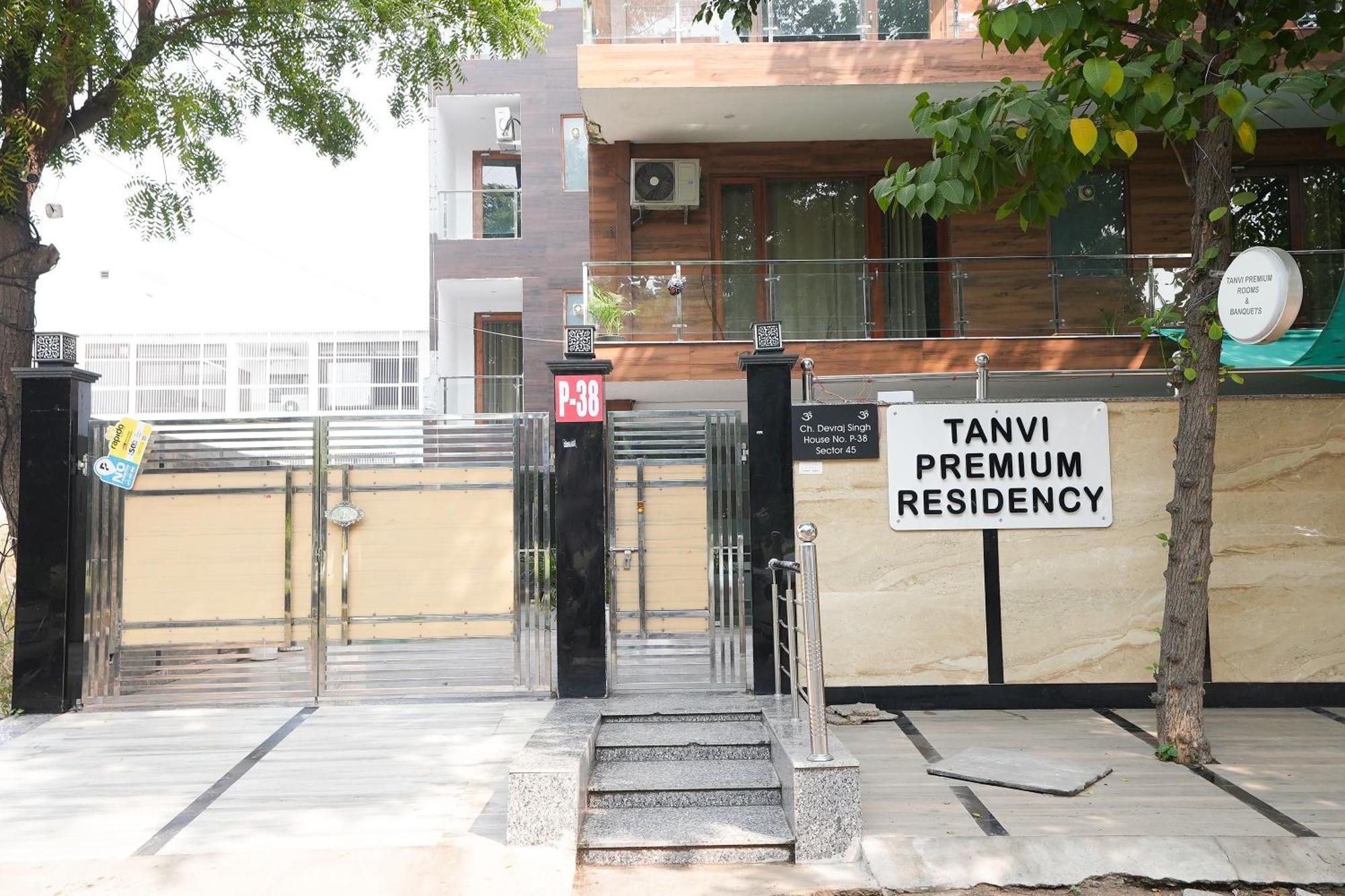 Hotel Tanvi Premium Residency Near Artemis Hospital, Gurugram Gurgaon Esterno foto