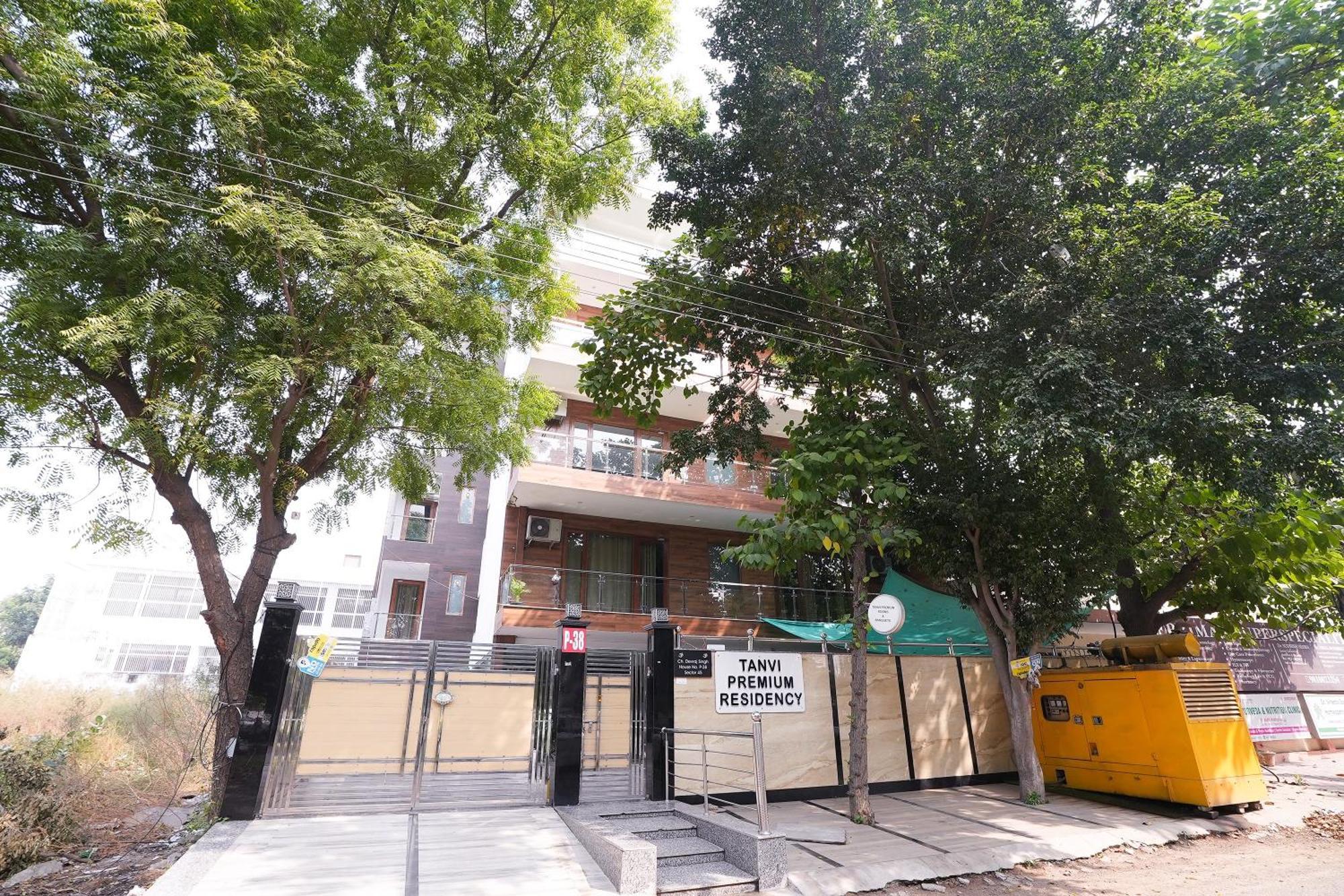 Hotel Tanvi Premium Residency Near Artemis Hospital, Gurugram Gurgaon Esterno foto