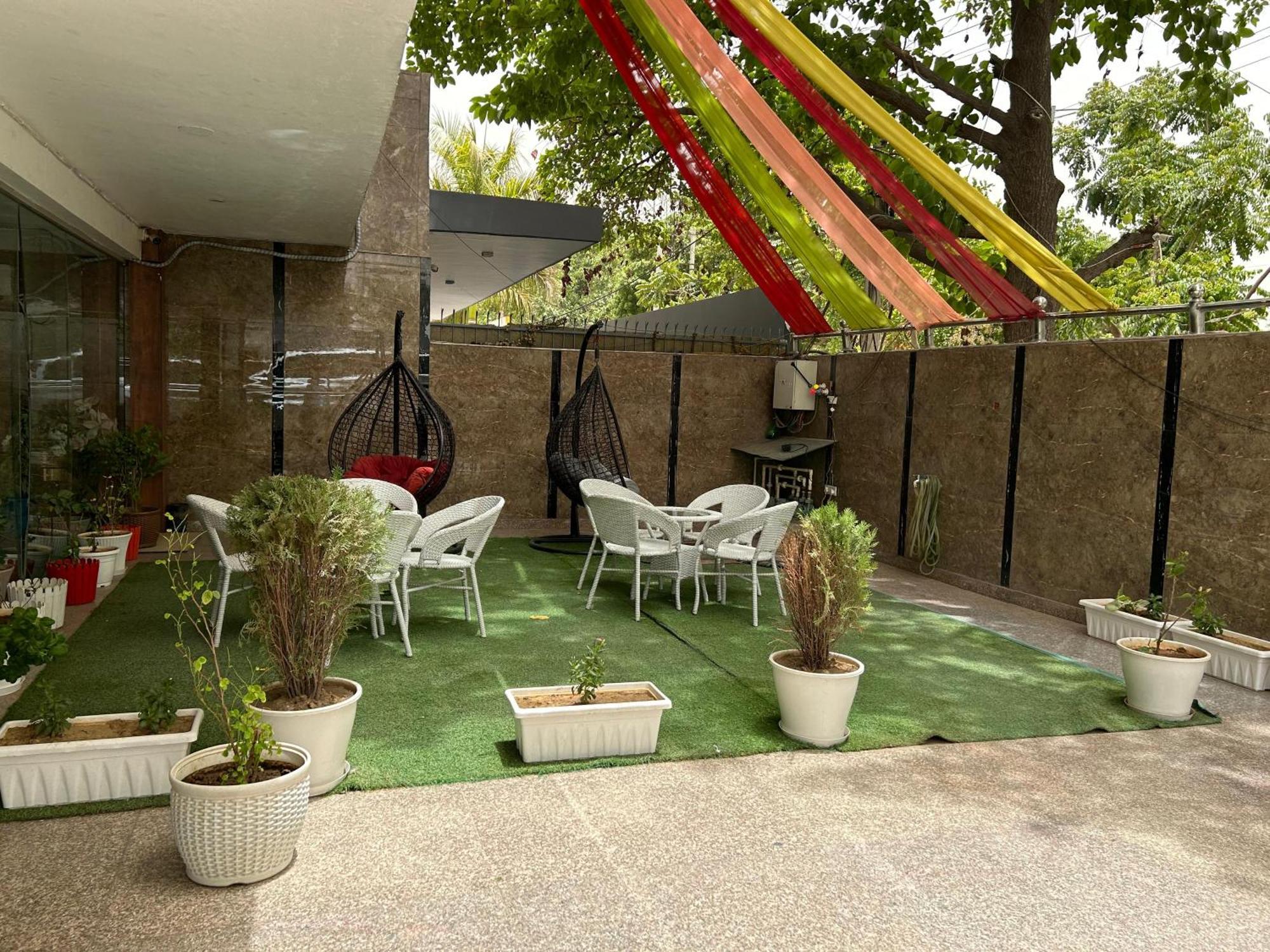 Hotel Tanvi Premium Residency Near Artemis Hospital, Gurugram Gurgaon Esterno foto