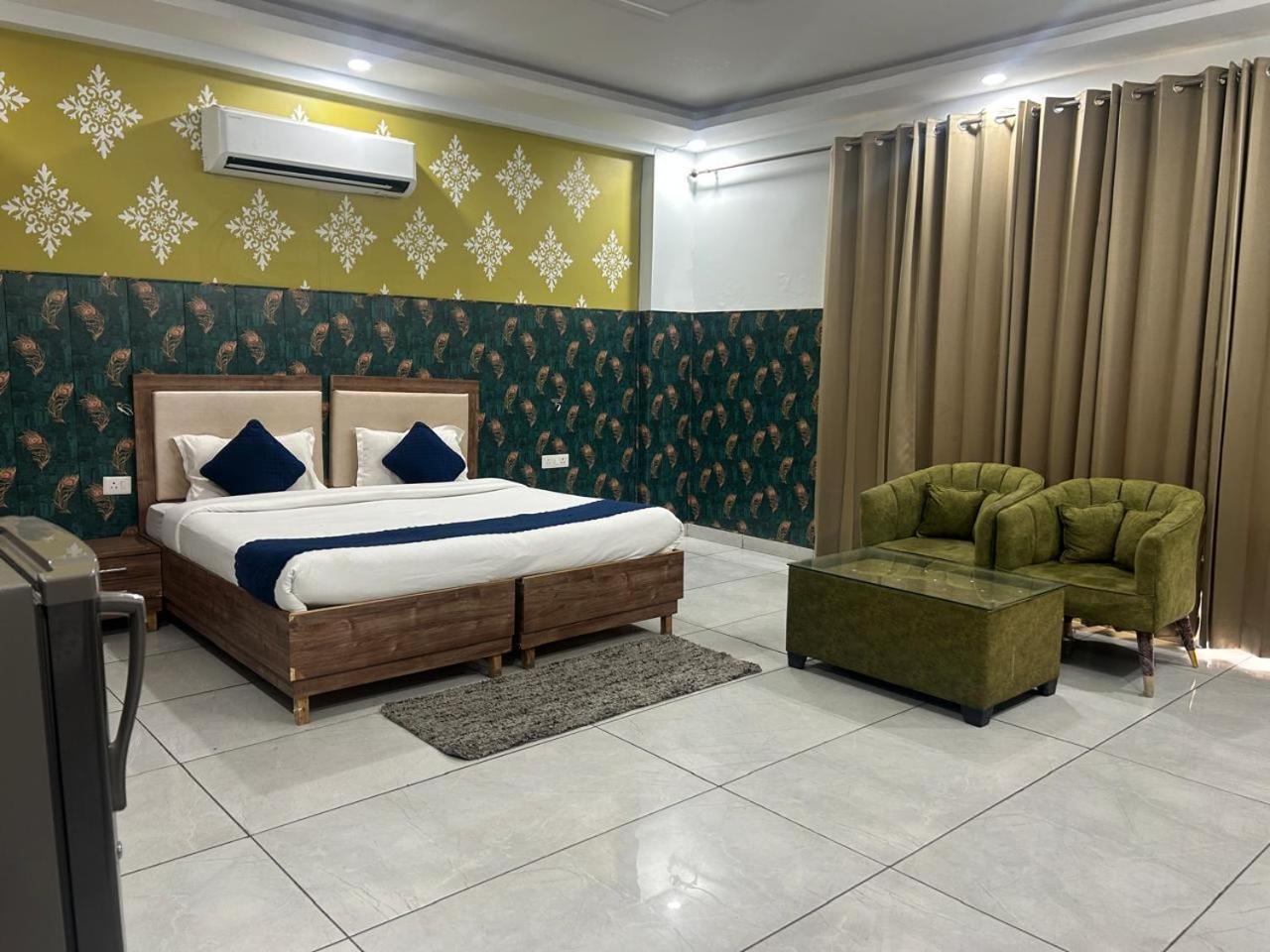 Hotel Tanvi Premium Residency Near Artemis Hospital, Gurugram Gurgaon Esterno foto