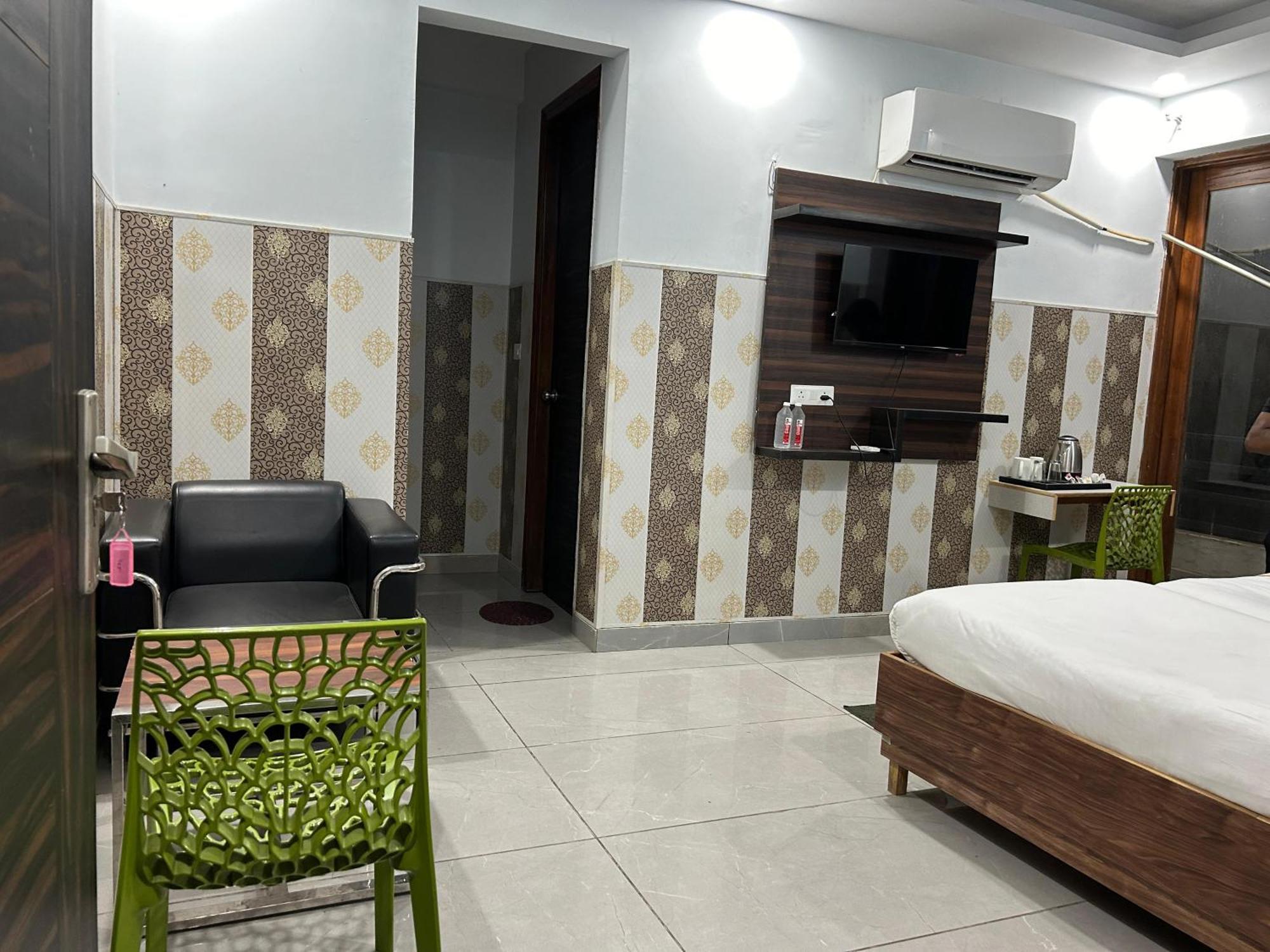 Hotel Tanvi Premium Residency Near Artemis Hospital, Gurugram Gurgaon Esterno foto