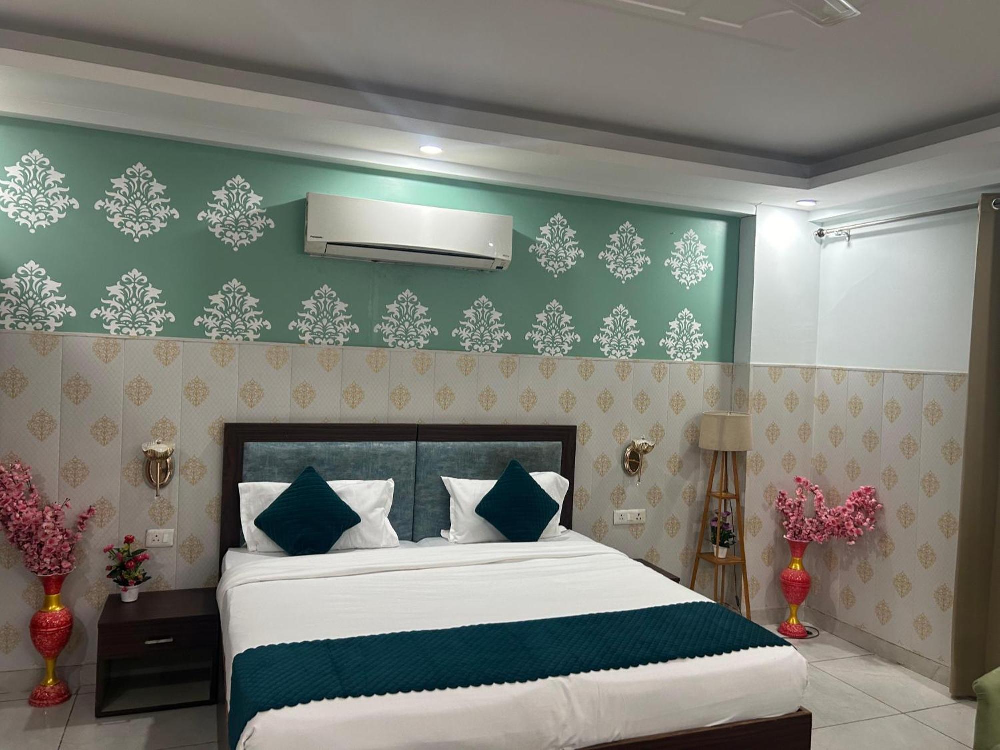 Hotel Tanvi Premium Residency Near Artemis Hospital, Gurugram Gurgaon Esterno foto