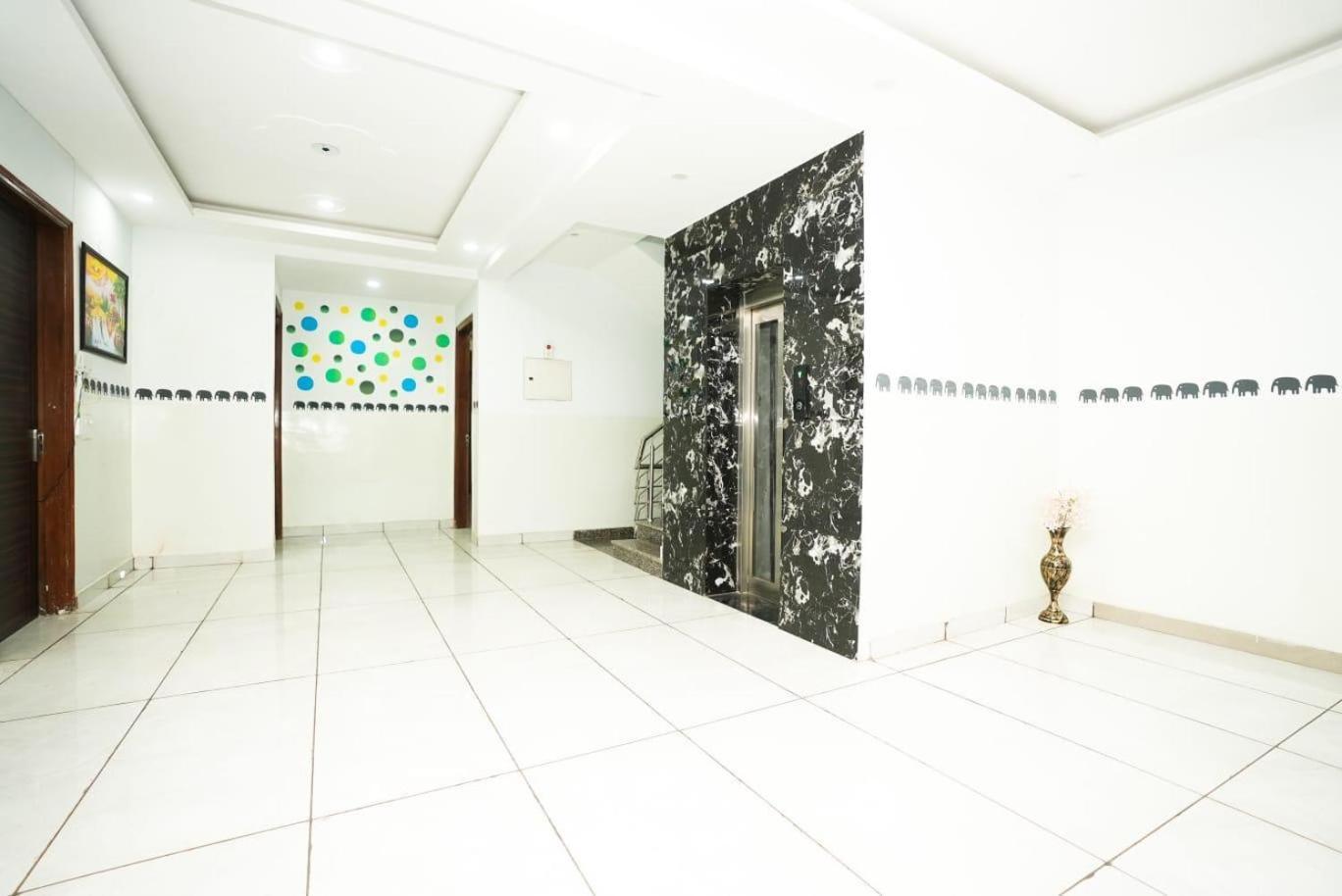 Hotel Tanvi Premium Residency Near Artemis Hospital, Gurugram Gurgaon Esterno foto