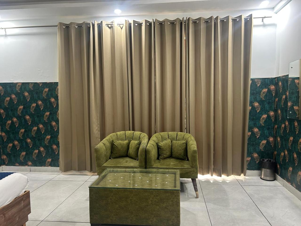 Hotel Tanvi Premium Residency Near Artemis Hospital, Gurugram Gurgaon Esterno foto