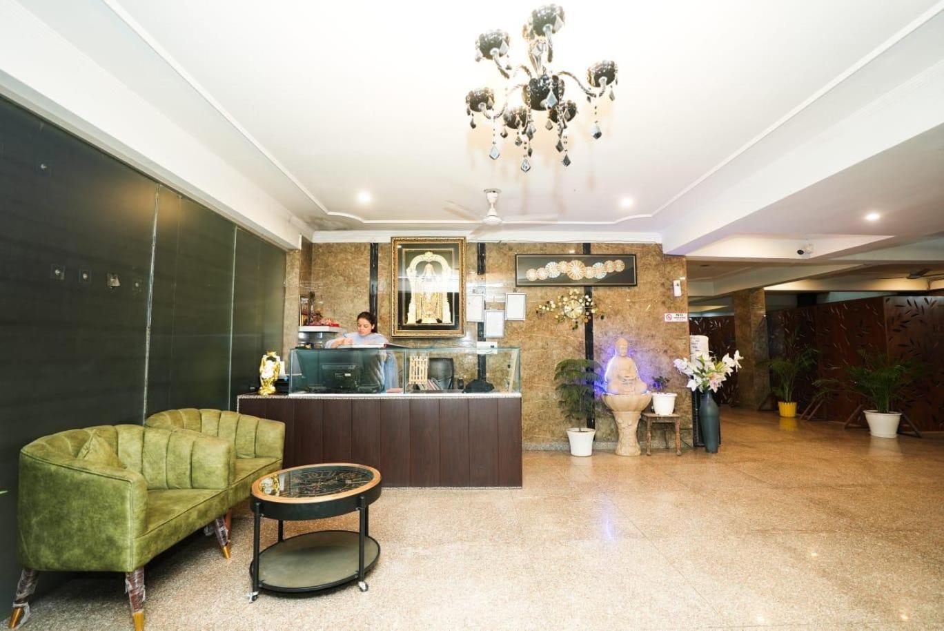 Hotel Tanvi Premium Residency Near Artemis Hospital, Gurugram Gurgaon Esterno foto