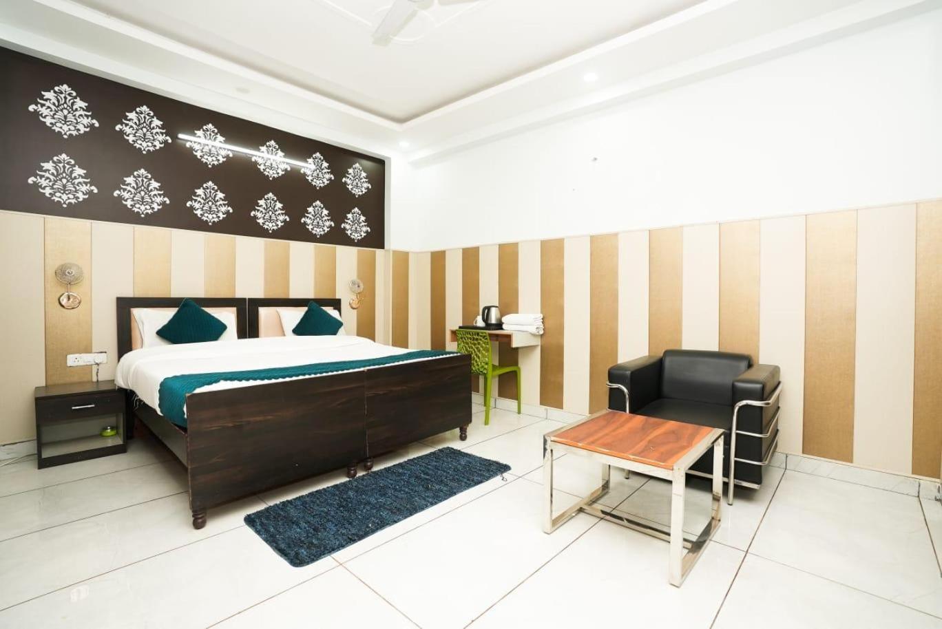 Hotel Tanvi Premium Residency Near Artemis Hospital, Gurugram Gurgaon Esterno foto