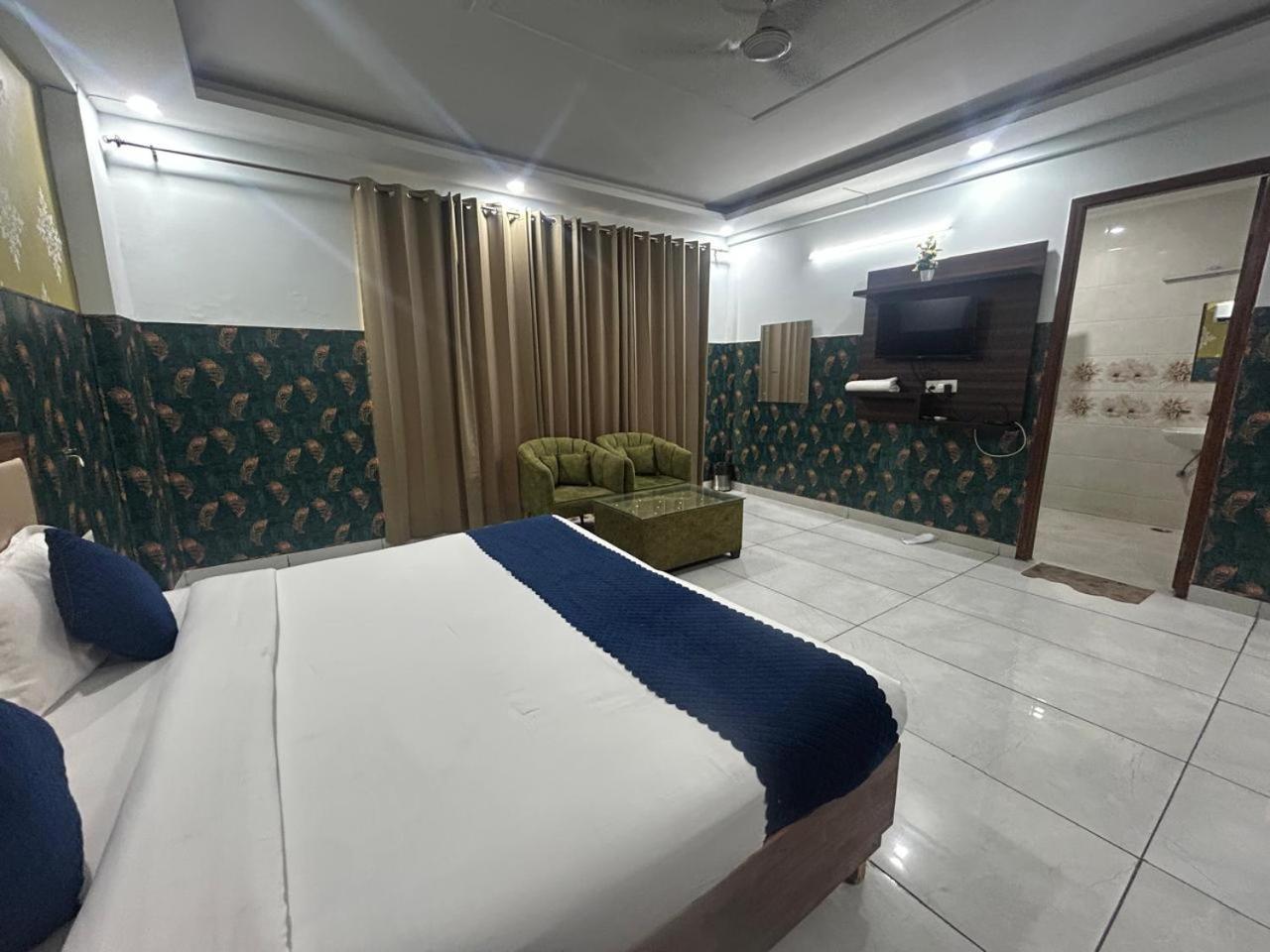 Hotel Tanvi Premium Residency Near Artemis Hospital, Gurugram Gurgaon Esterno foto