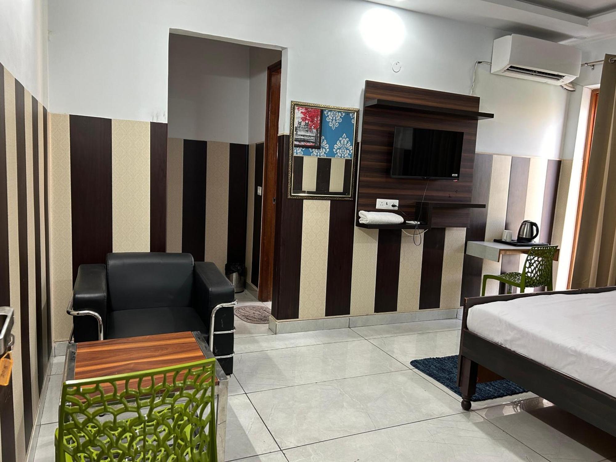 Hotel Tanvi Premium Residency Near Artemis Hospital, Gurugram Gurgaon Esterno foto