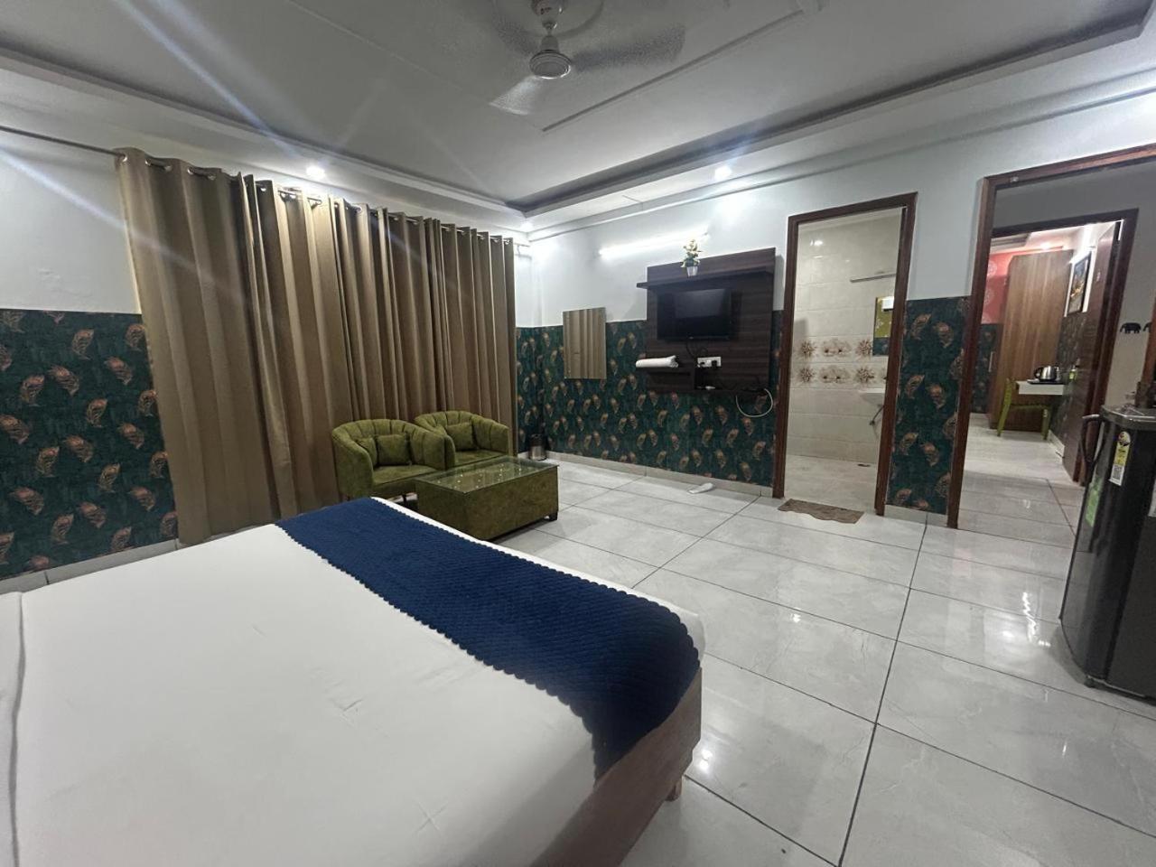 Hotel Tanvi Premium Residency Near Artemis Hospital, Gurugram Gurgaon Esterno foto