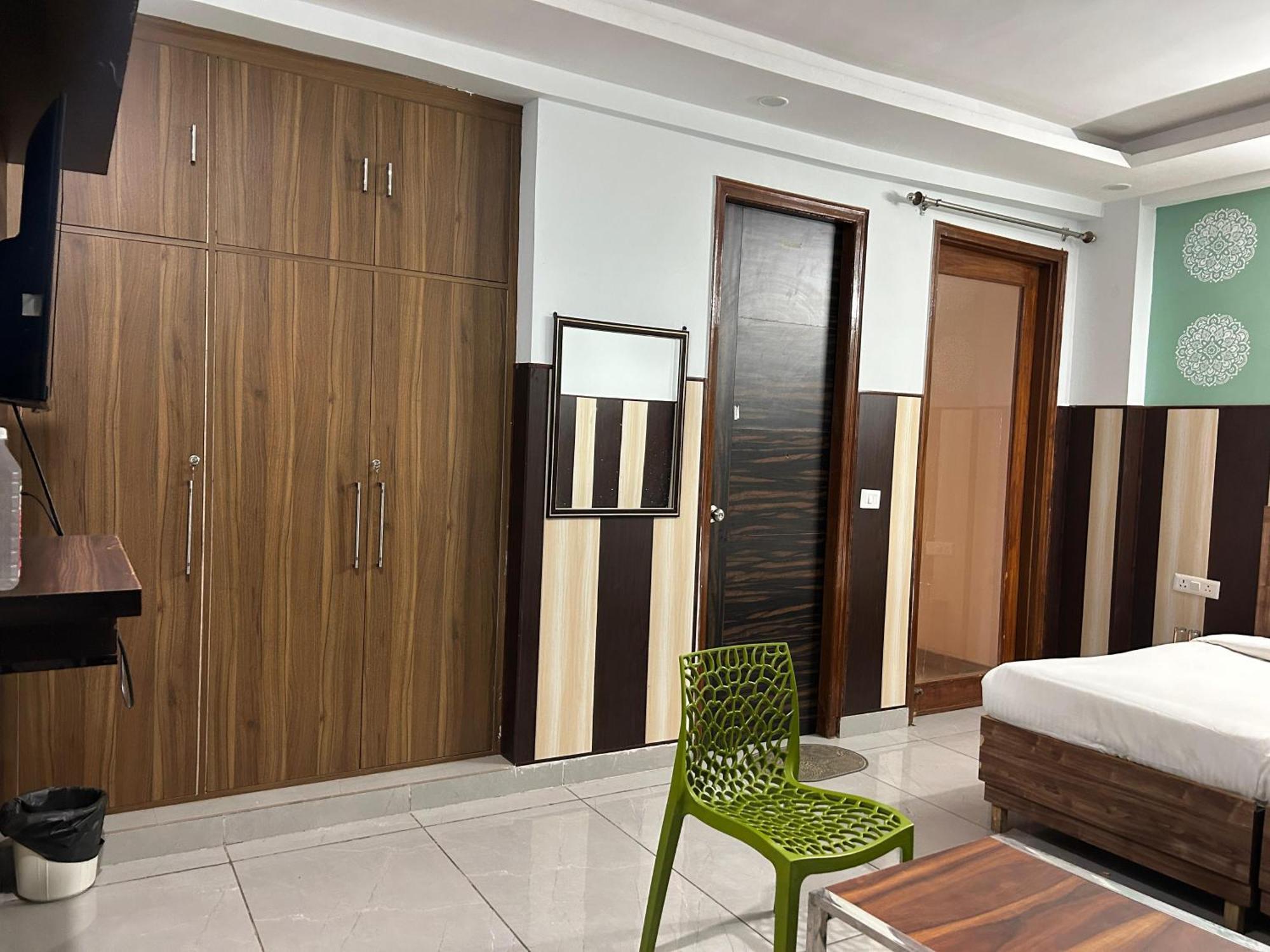 Hotel Tanvi Premium Residency Near Artemis Hospital, Gurugram Gurgaon Esterno foto