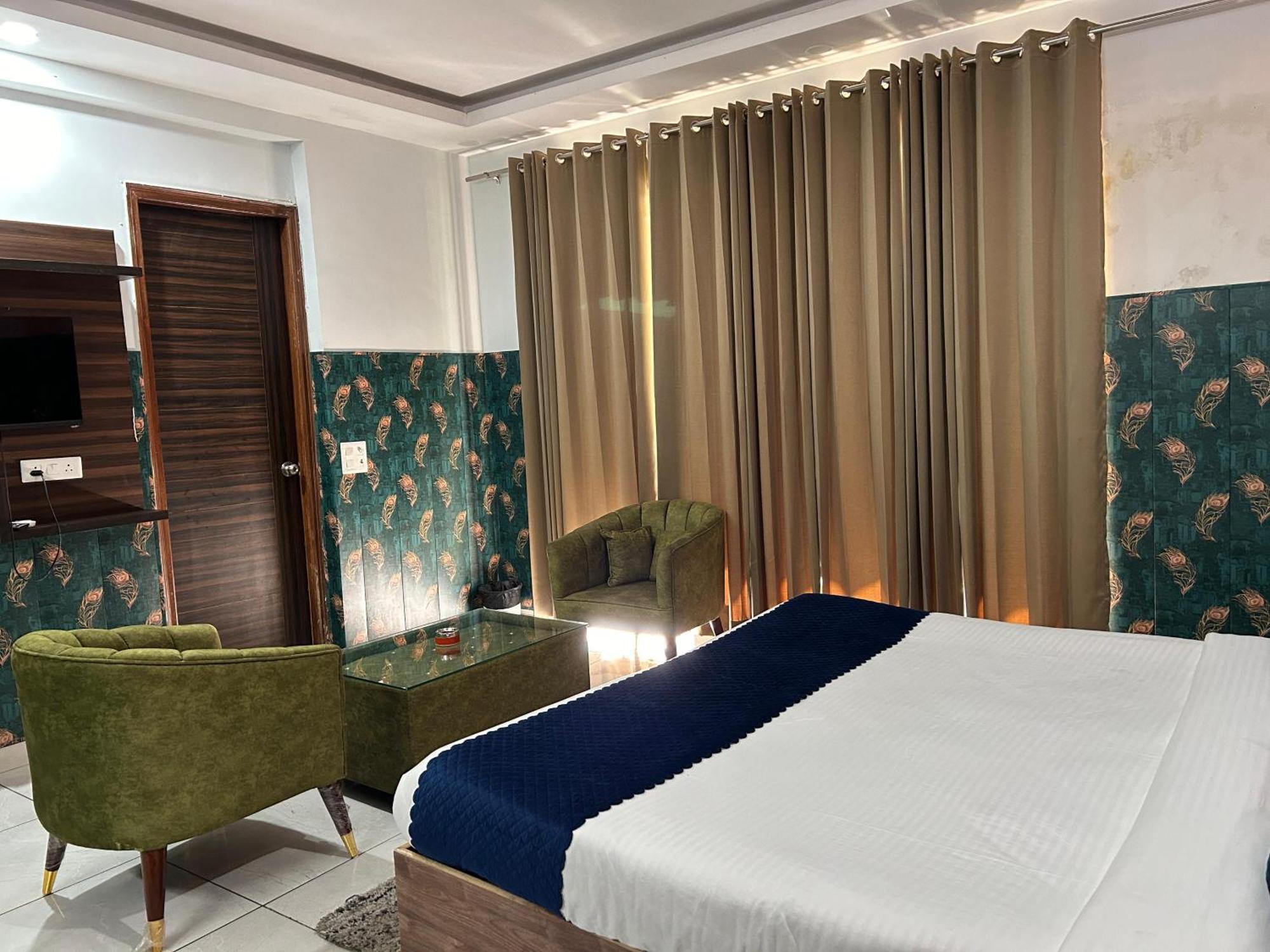 Hotel Tanvi Premium Residency Near Artemis Hospital, Gurugram Gurgaon Esterno foto