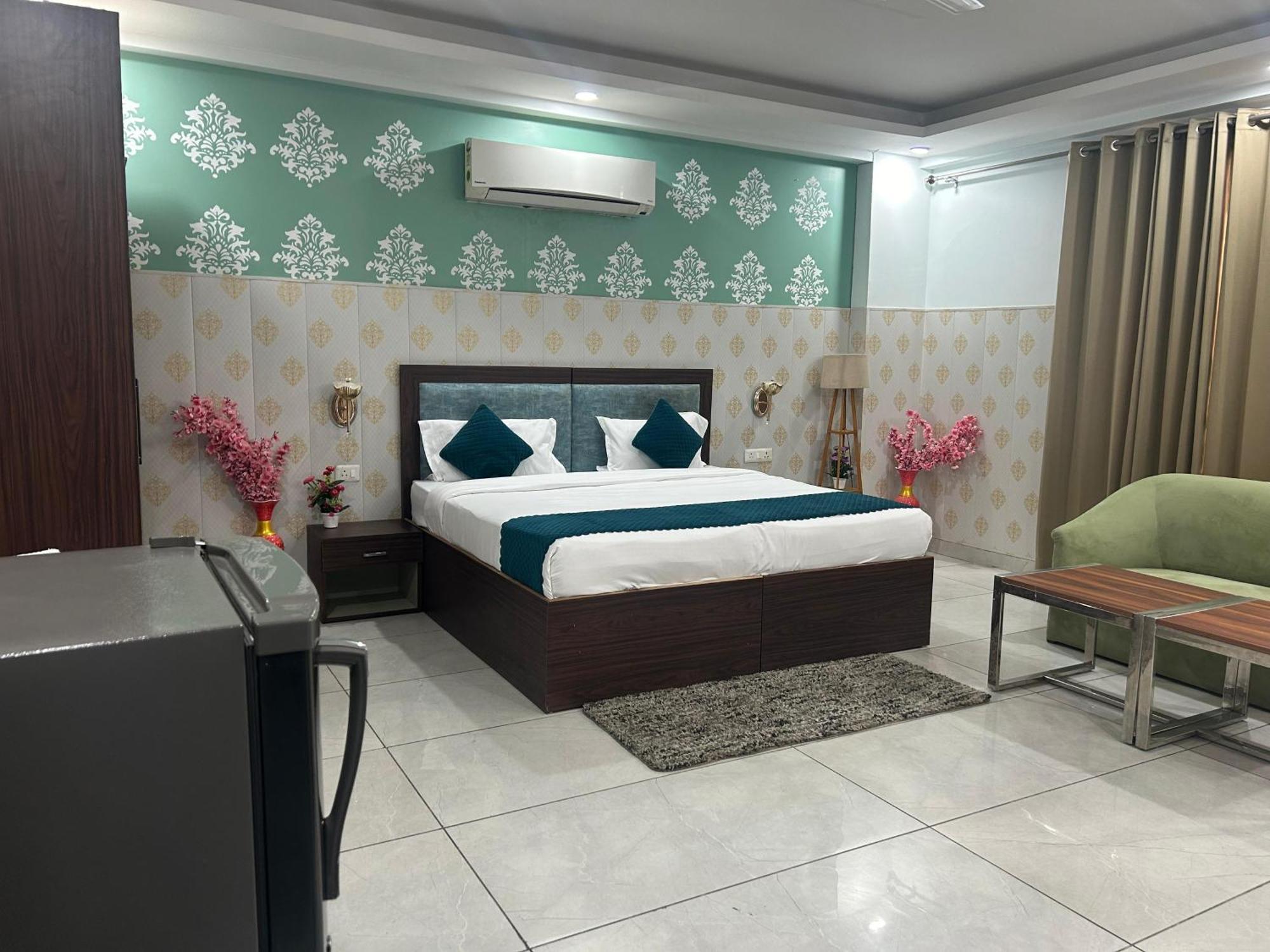 Hotel Tanvi Premium Residency Near Artemis Hospital, Gurugram Gurgaon Esterno foto