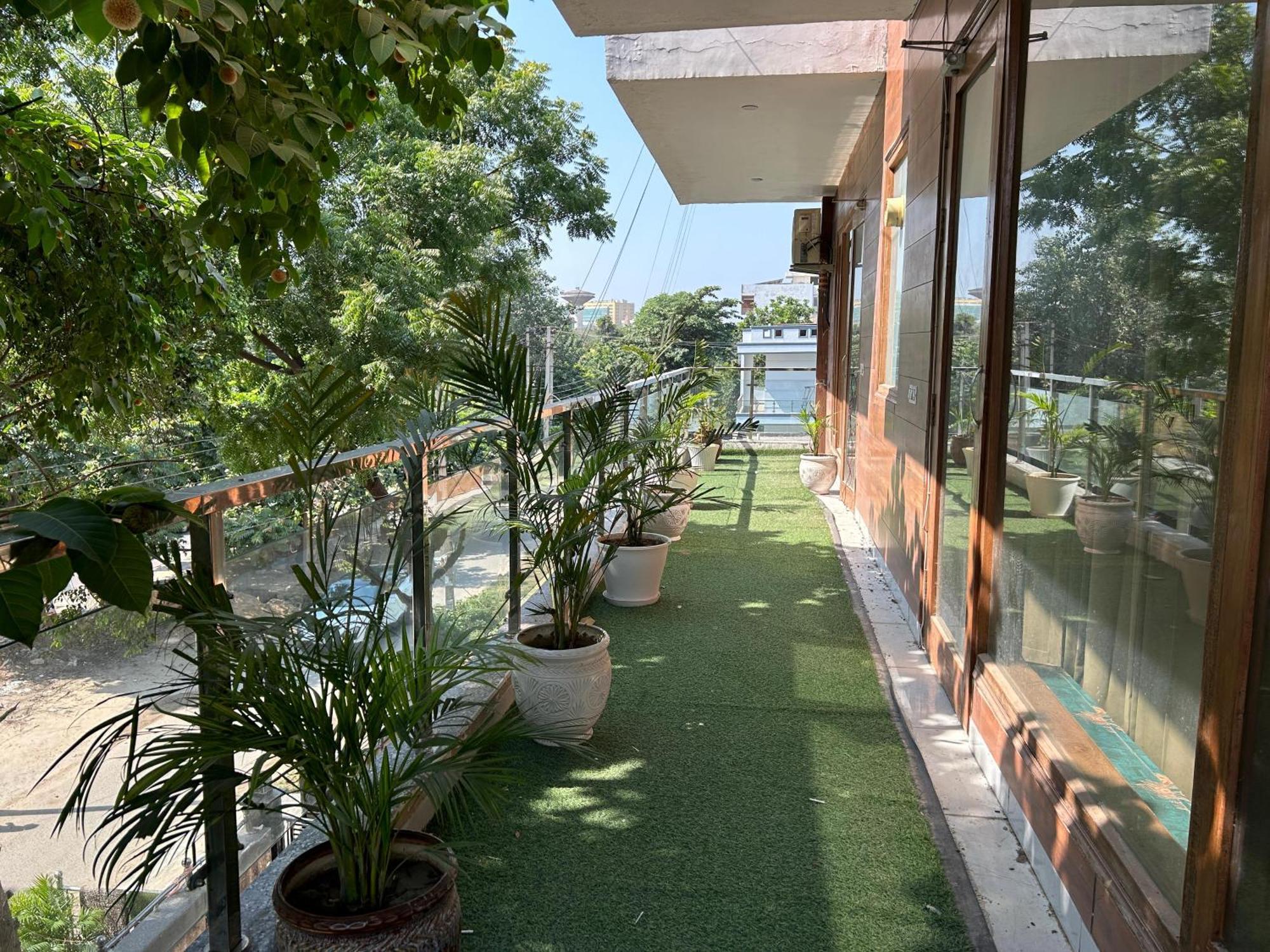 Hotel Tanvi Premium Residency Near Artemis Hospital, Gurugram Gurgaon Esterno foto