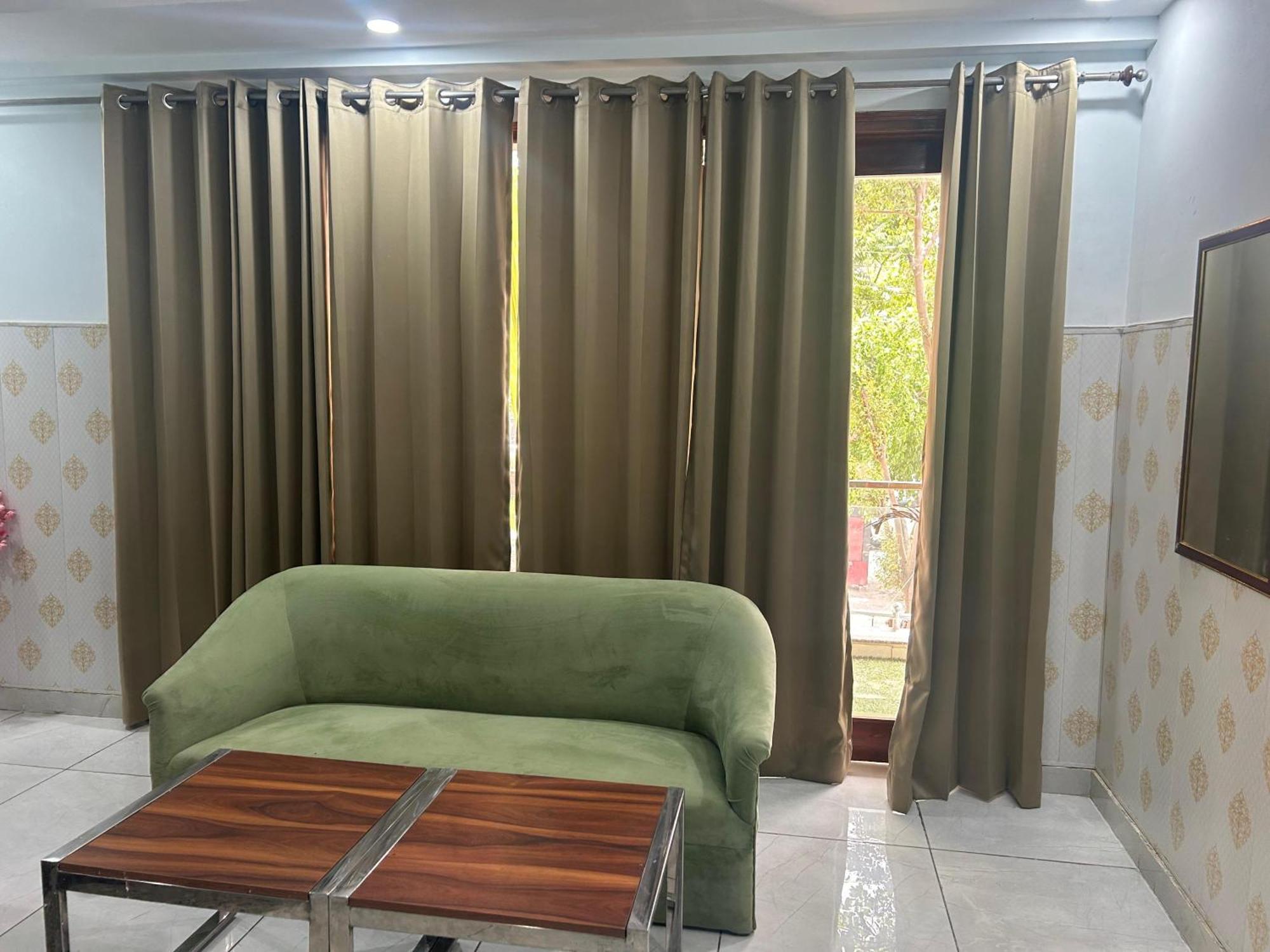 Hotel Tanvi Premium Residency Near Artemis Hospital, Gurugram Gurgaon Esterno foto