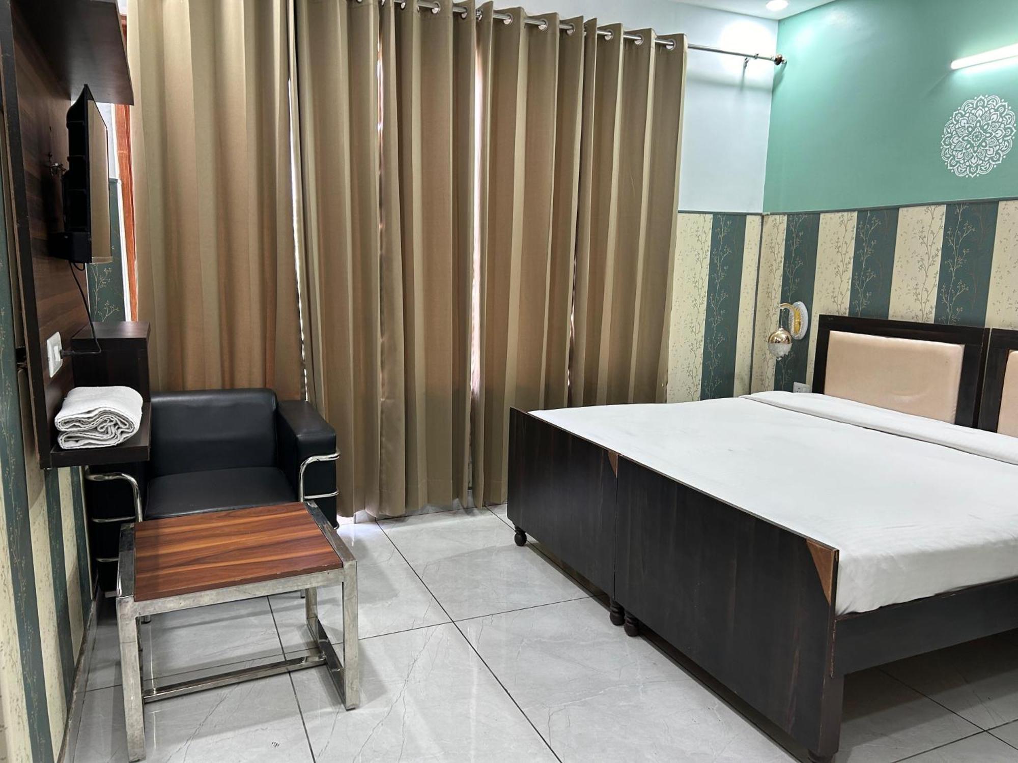Hotel Tanvi Premium Residency Near Artemis Hospital, Gurugram Gurgaon Esterno foto
