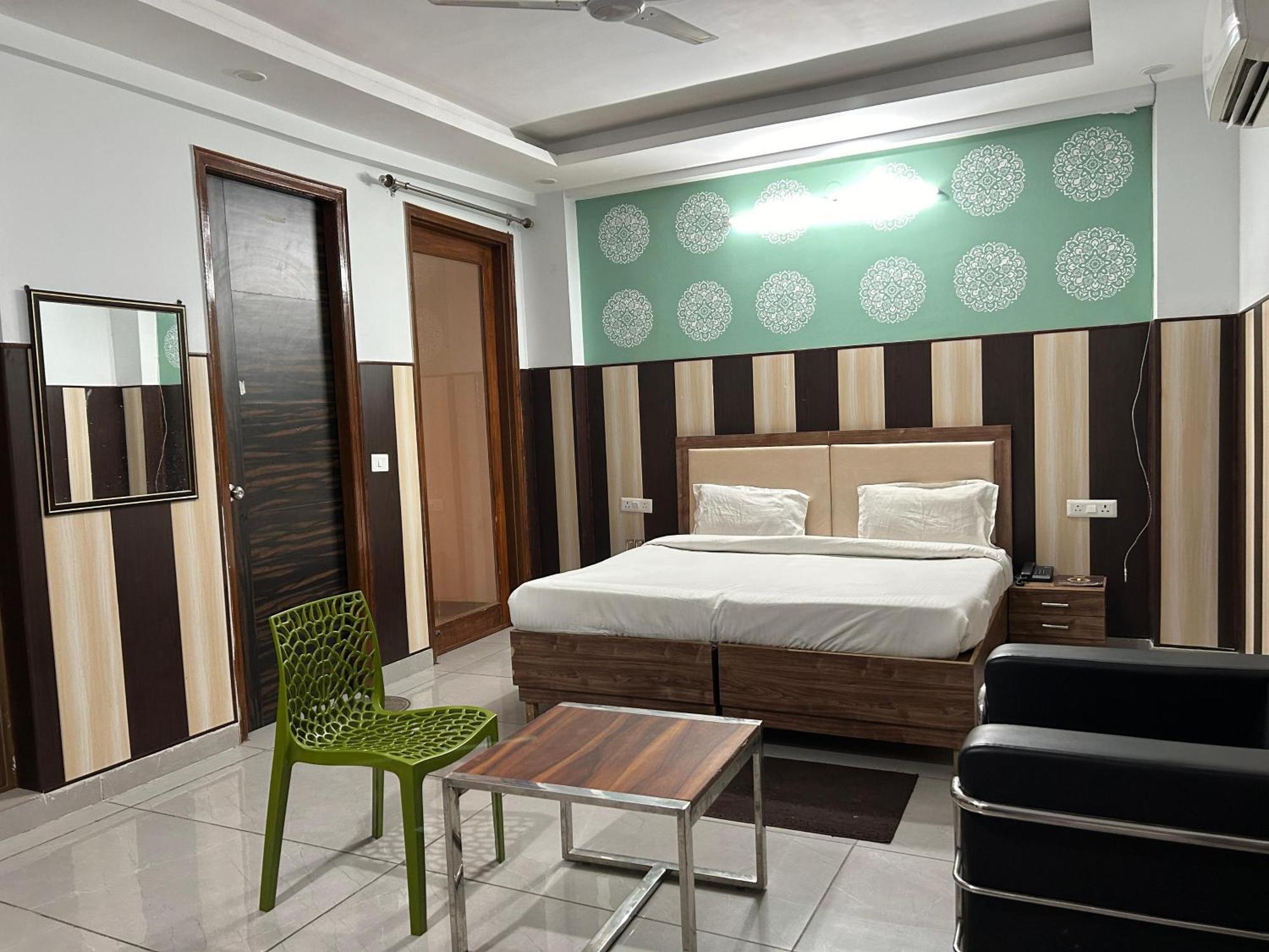 Hotel Tanvi Premium Residency Near Artemis Hospital, Gurugram Gurgaon Esterno foto