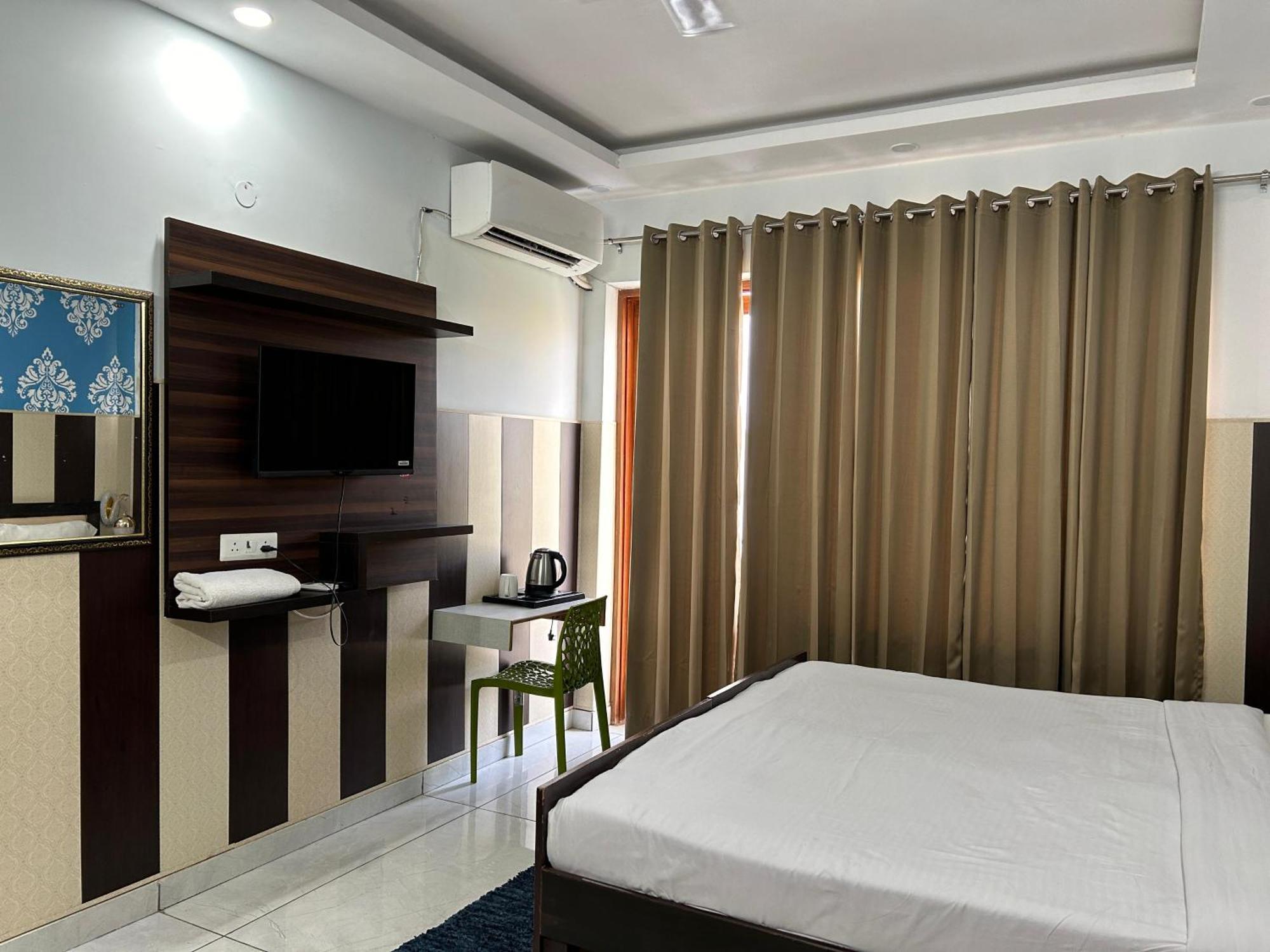 Hotel Tanvi Premium Residency Near Artemis Hospital, Gurugram Gurgaon Esterno foto