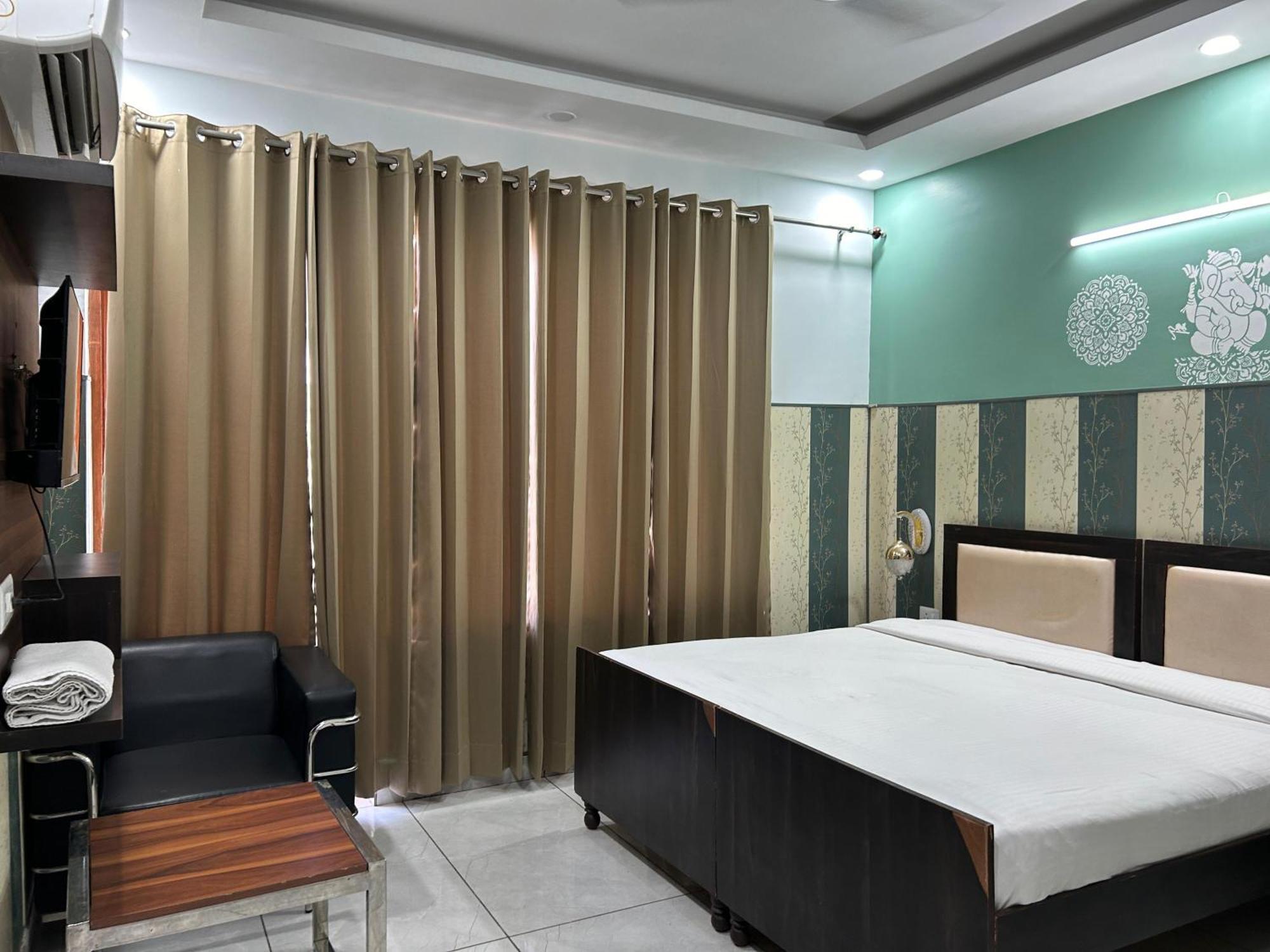 Hotel Tanvi Premium Residency Near Artemis Hospital, Gurugram Gurgaon Esterno foto