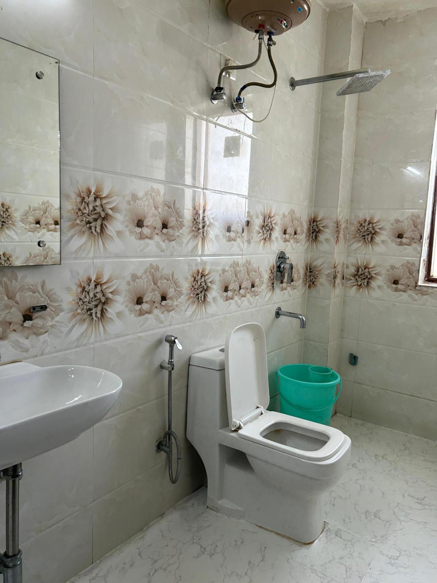 Hotel Tanvi Premium Residency Near Artemis Hospital, Gurugram Gurgaon Esterno foto